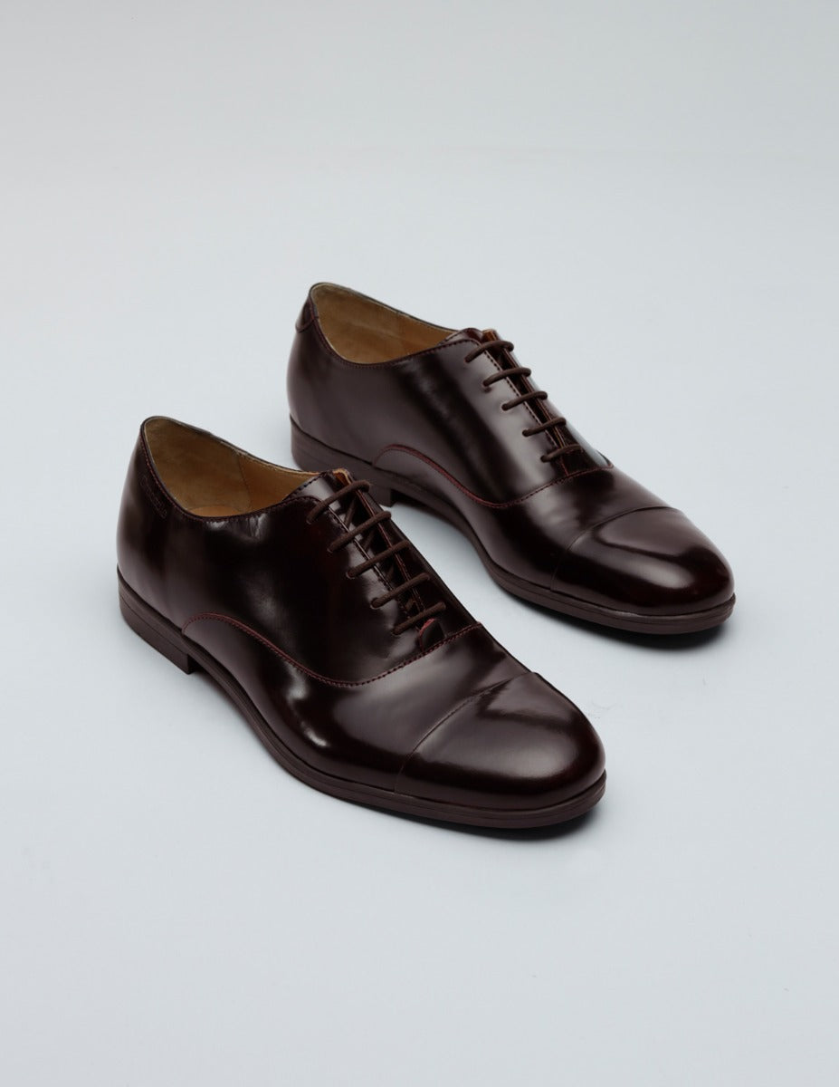 Oxford shoes in Brodeaux hi-shine leather