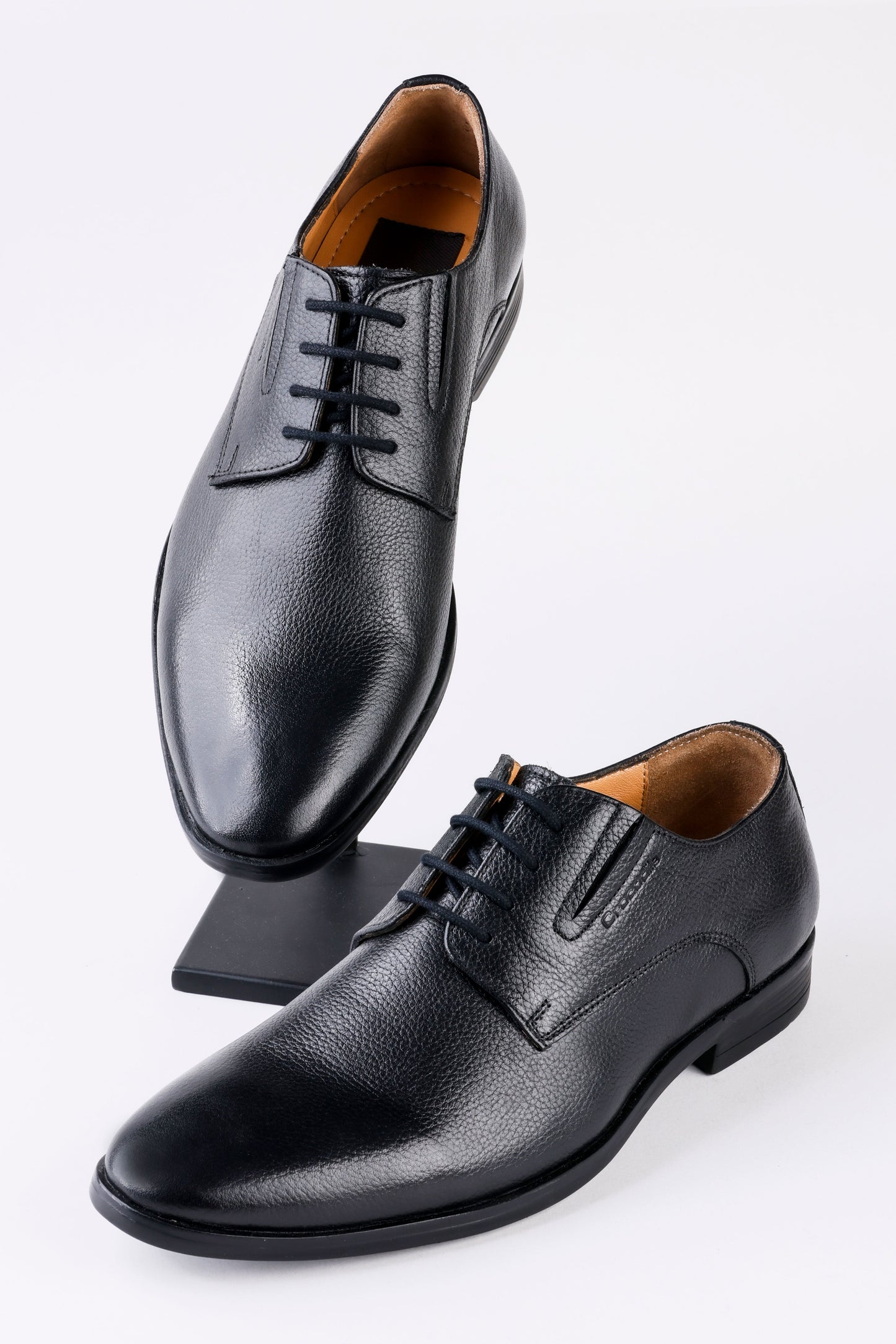 Levi Dereby - Black
